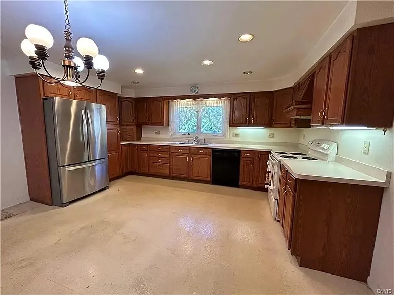 125 Lyndale Dr — Photo 2