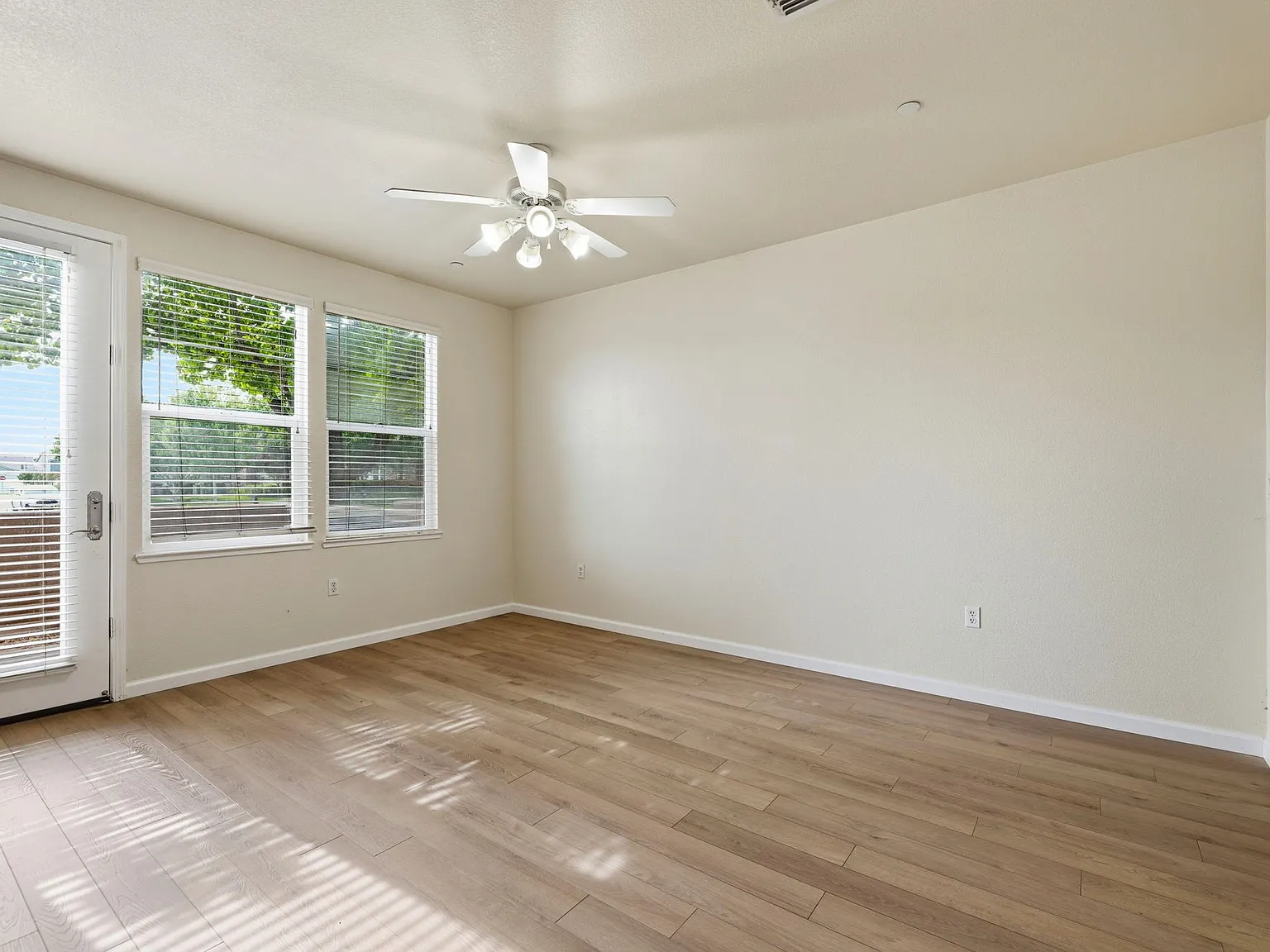 3 bed, 2.5 bath, 1576 sqft, $2,450 — Photo 4