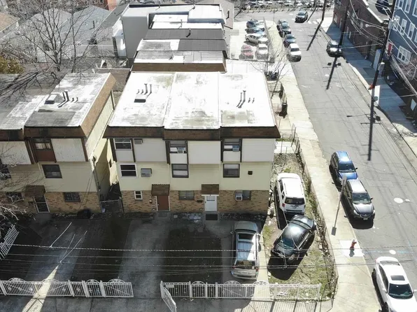 4 Gray Street image 1 of 9