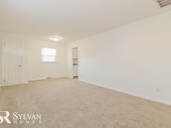 3rd image of 18 Aspenwood Dr