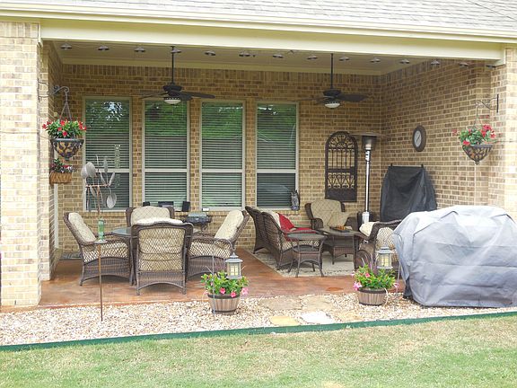 Patio w/ 2 ceiling fans