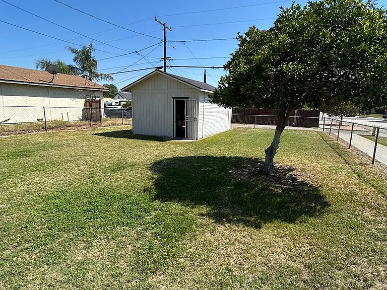 410 E B St — Photo 2
