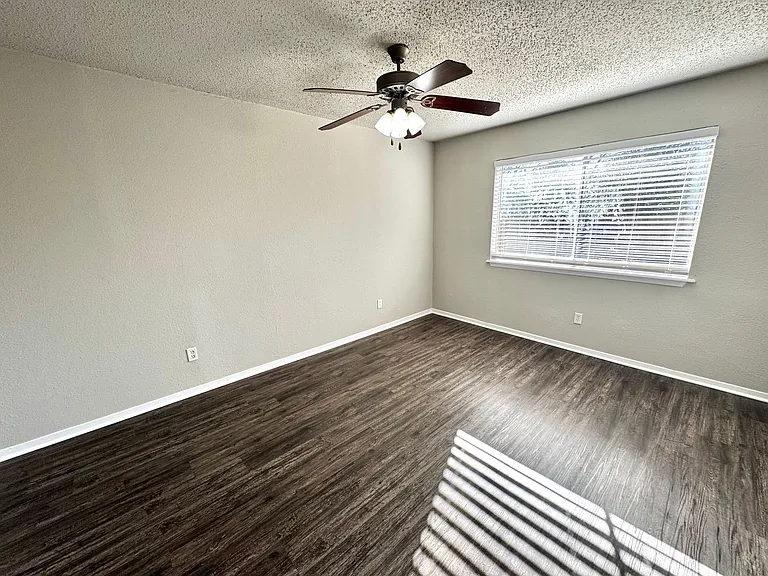 2508 S Center St — Photo 7