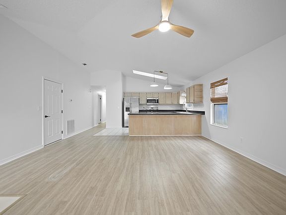 5th image of 214 4th St