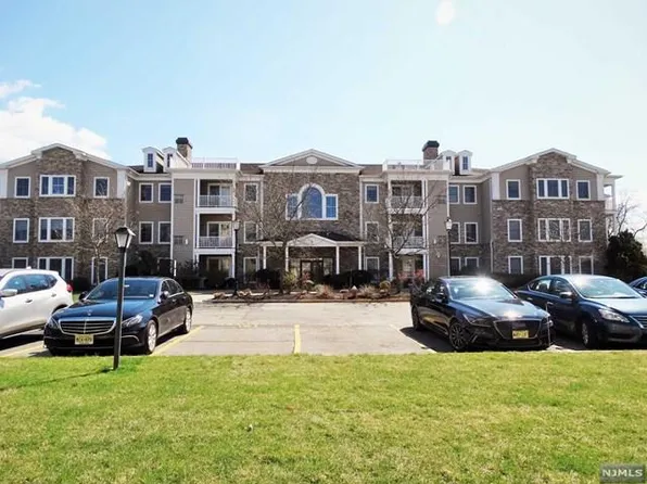 5 Tenakill Park Dr #220-2T, Cresskill, NJ 07626