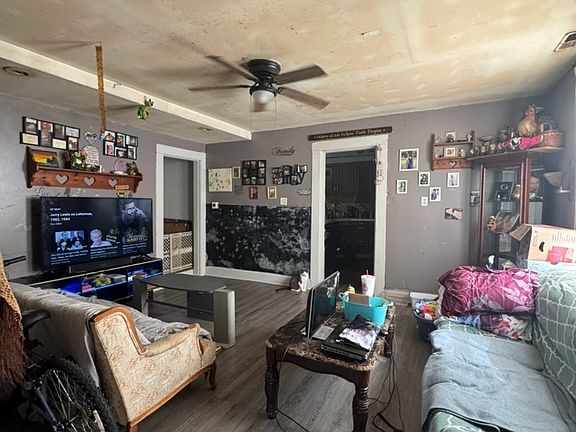 2nd image of 1022 W Powers St