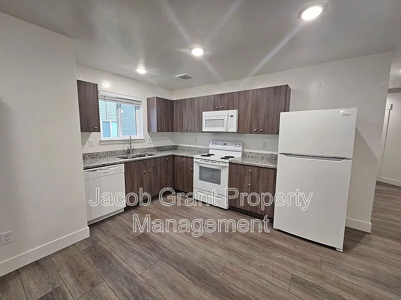 Building Photo - 6133 N Freedom Ave #3