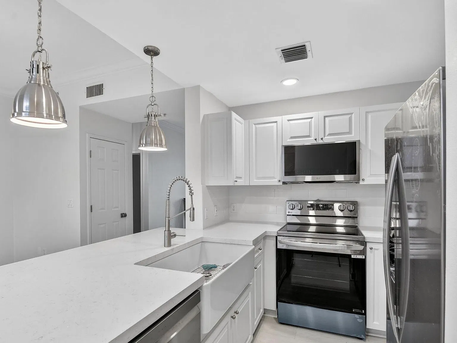 3 bed, 2.5 bath, 1603 sqft, $6,000 — Photo 3