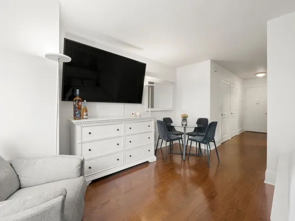 300 East 64th Street image 4 of 6