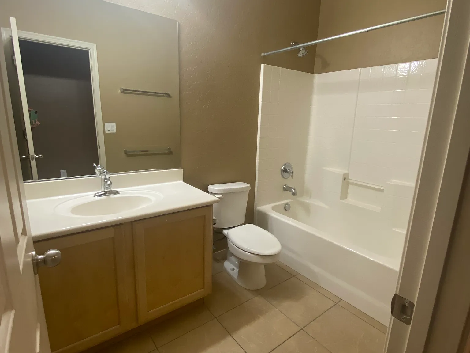 3 bed, 1928 sqft, $2,330 — Photo 3