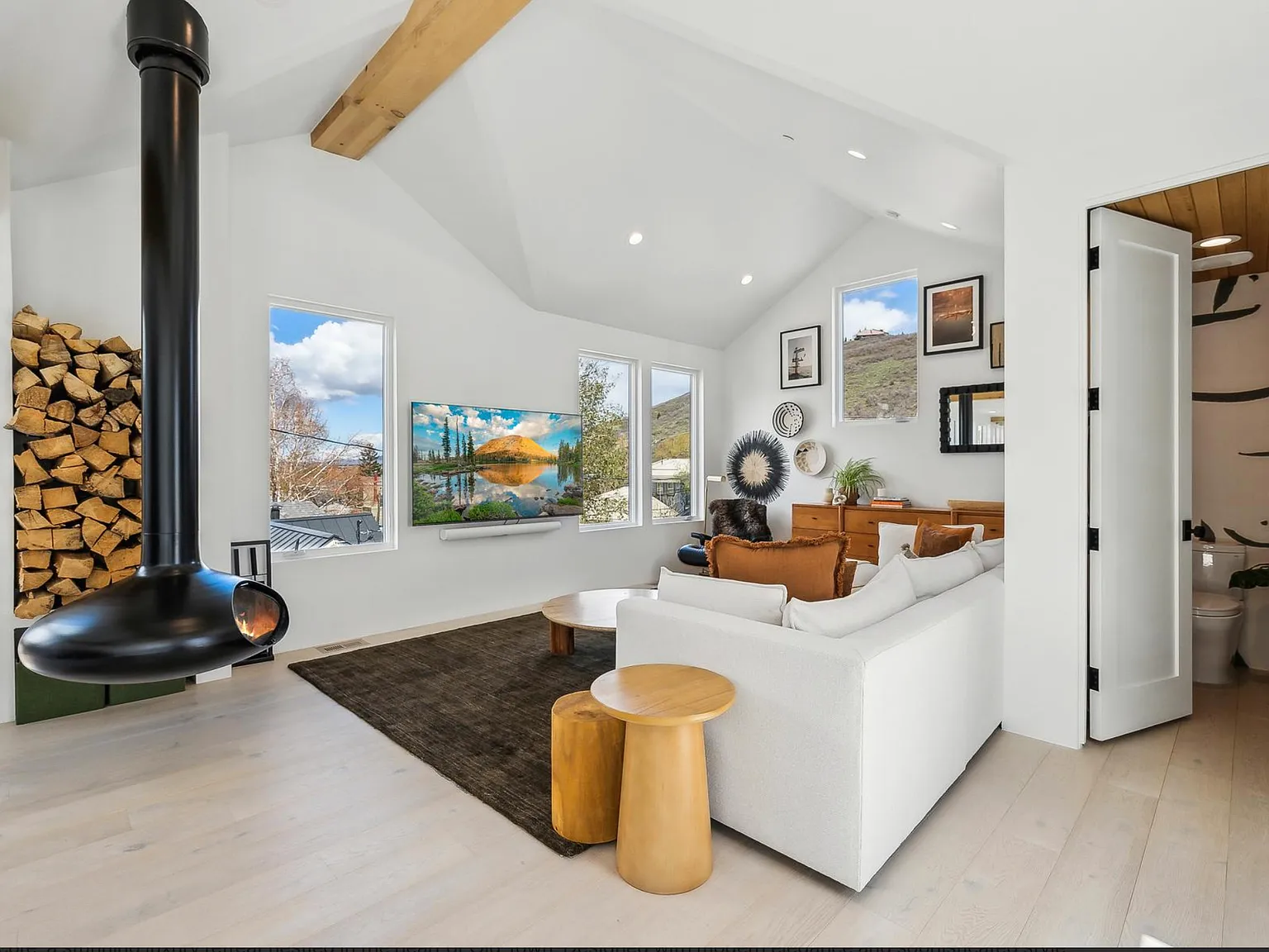 1061 Woodside Ave — Photo 4