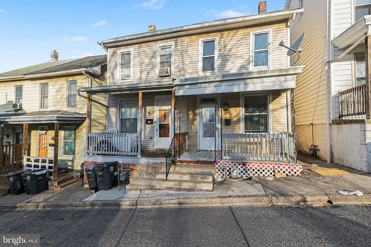 3 bed, 1.0 bath, 1347 sqft, $1,495 — Photo 1