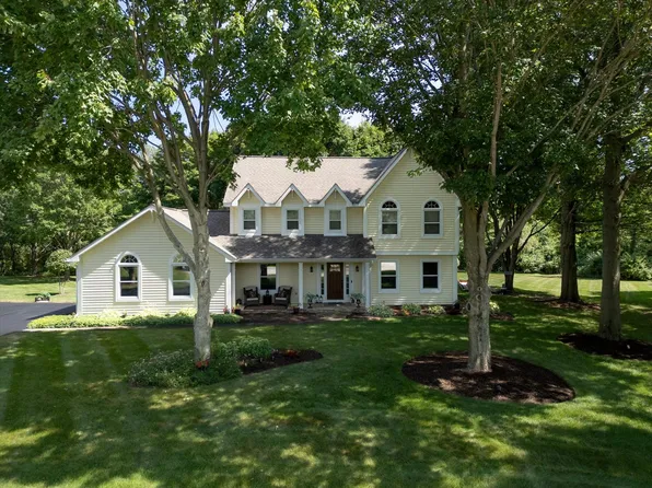 39W811 Hoeweed Ln, Saint Charles, IL 60175