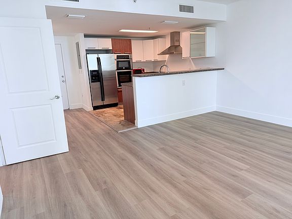 4th image of 170 SE 14th St APT 1402