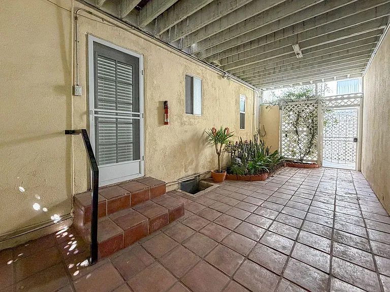 10428 Riverside Dr — Photo 14