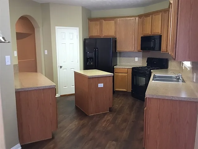 3 bed, 2.0 bath, 1760 sqft, $1,990 — Photo 2