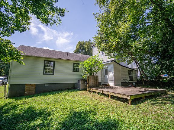 Cute back deck - perfect for entertaining!