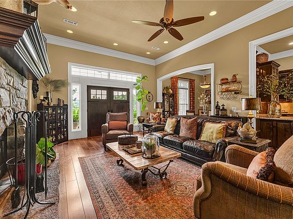 5th image of 11609 Mountain Spring Dr