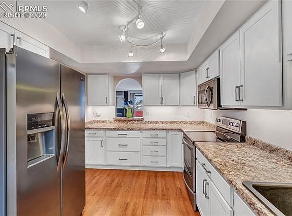 Newly remodeled kitchen with soft close drawers.