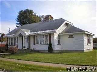 1665 Wesley Ave photo 1