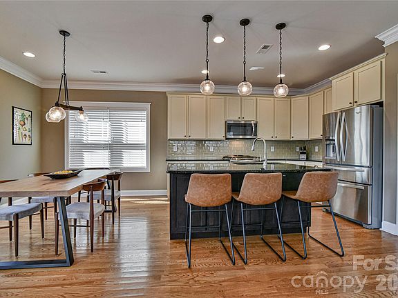 5th image of 3 Leeds Ln