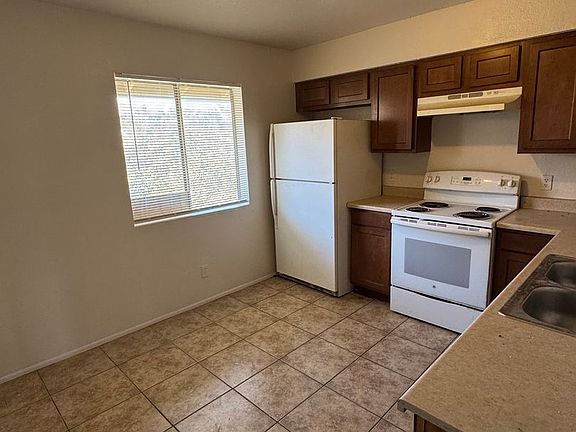 4th image of 330 W 5th Pl APT 4