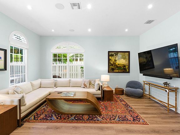 4th image of 2628 NE 9th Avenue #2