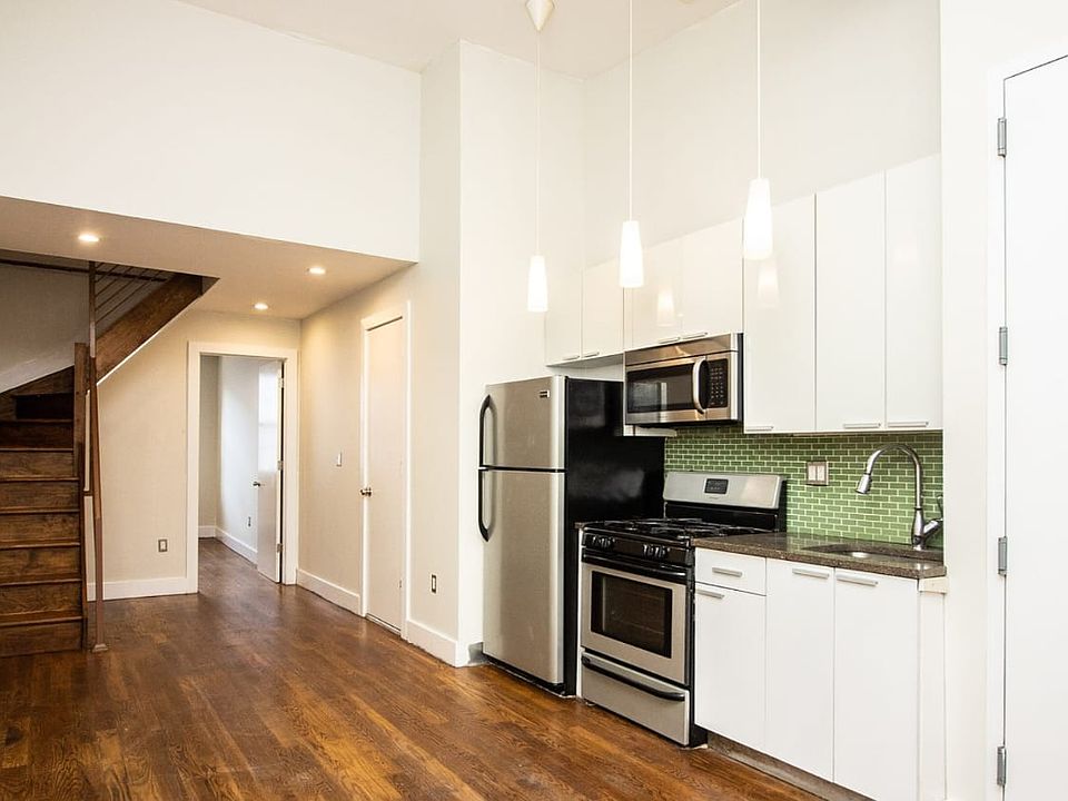 1st image of 122 Jefferson St Floor 2