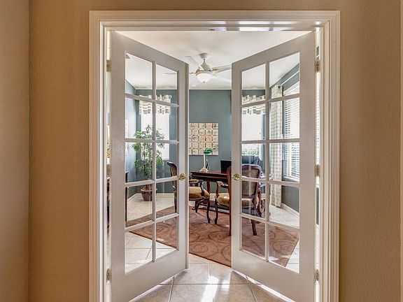 4th image of 935 Yosemite Ln