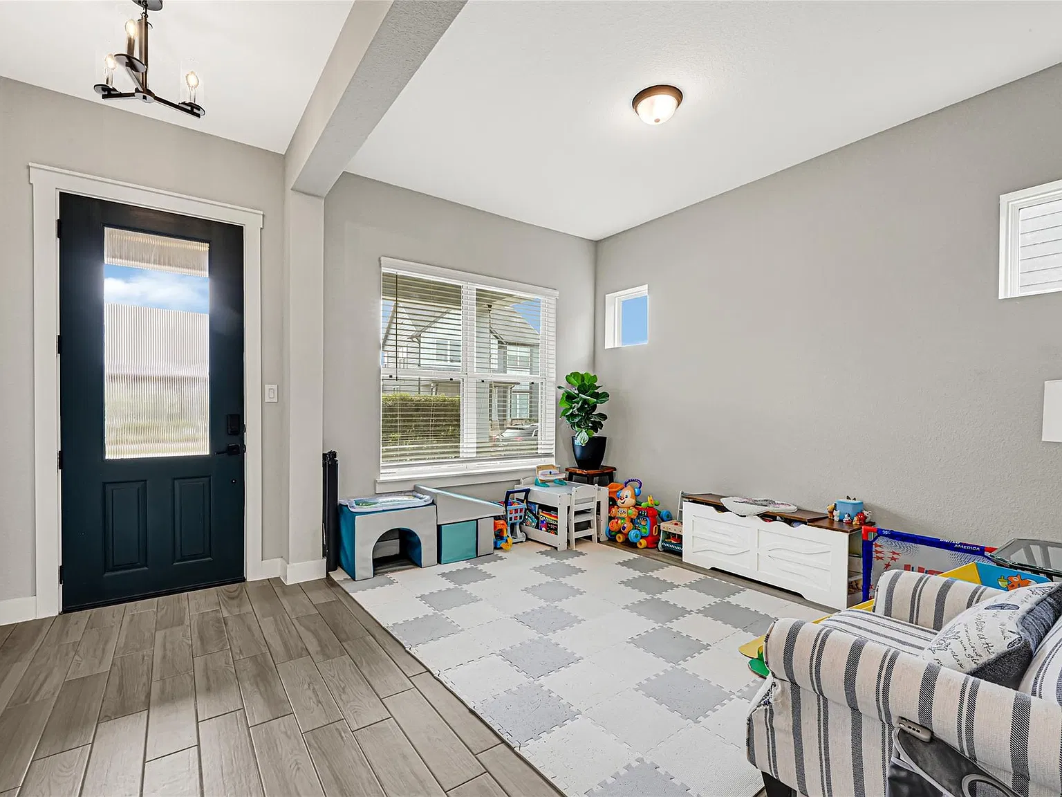3 bed, 2.0 bath, 1927 sqft, $2,600 — Photo 4