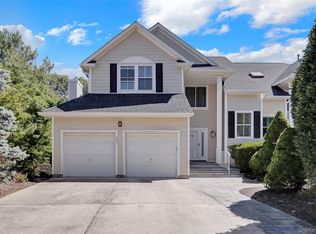 30 Vantage Ct, Port Jefferson, NY 11777