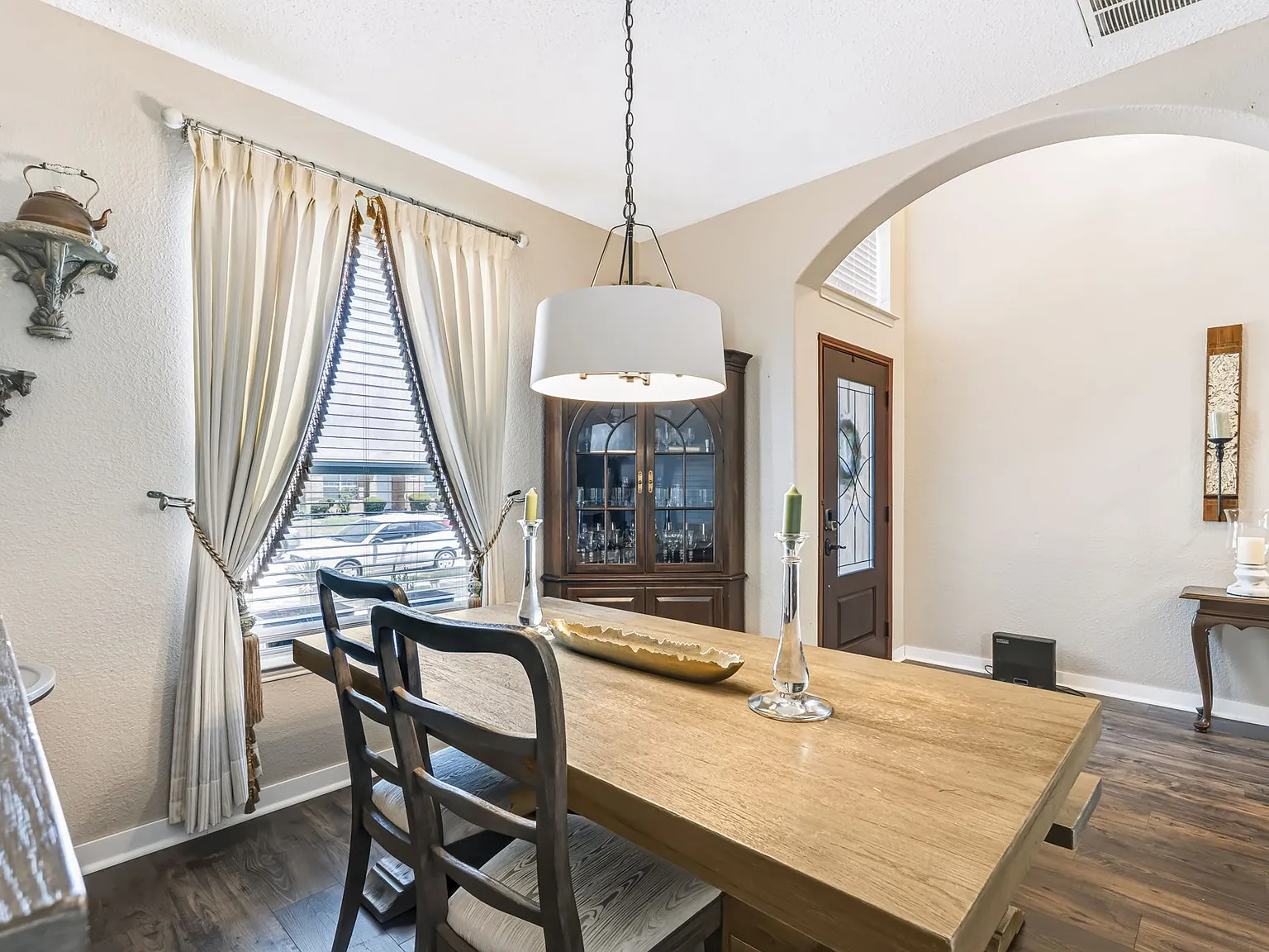 5 bed, 2.5 bath, 2455 sqft, $3,100 — Photo 4