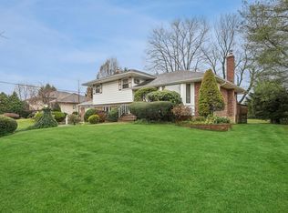 18 Wren Dr, Woodbury, NY