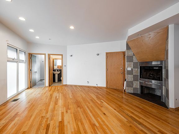 3rd image of 1049 N Winchester Ave #Penthouse