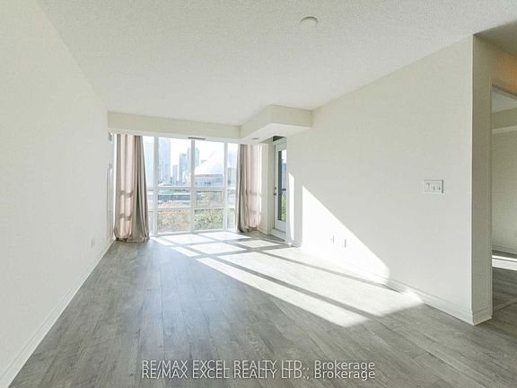 4th image of 25 Lower Simcoe St #815