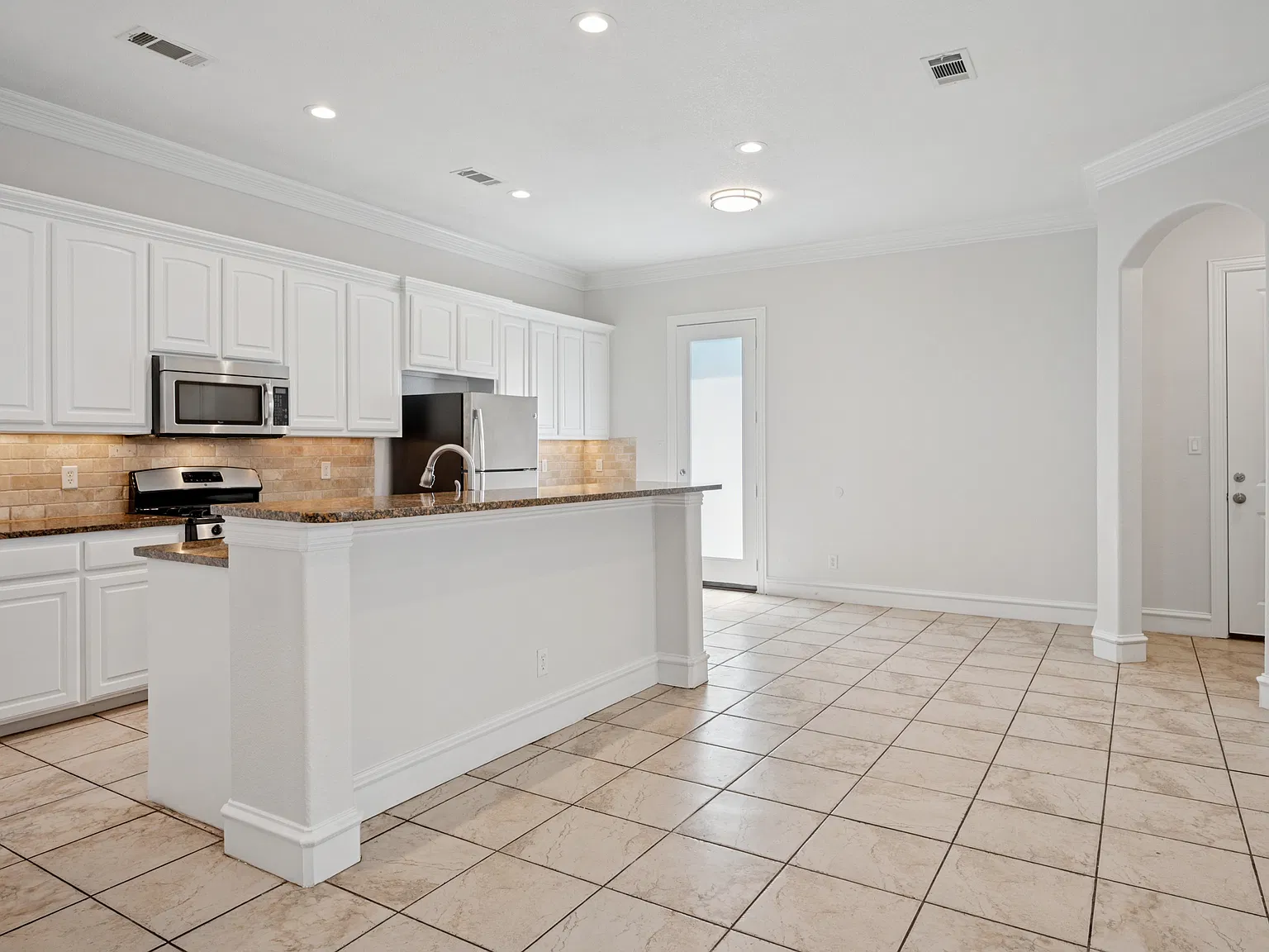 4 bed, 3.5 bath, 2600 sqft, $5,850 — Photo 2