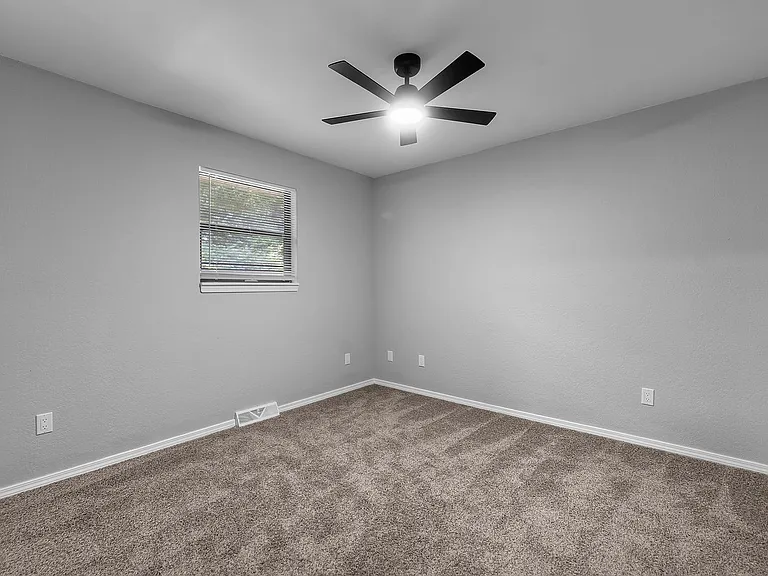 2563 Lisa Dr — Photo 12