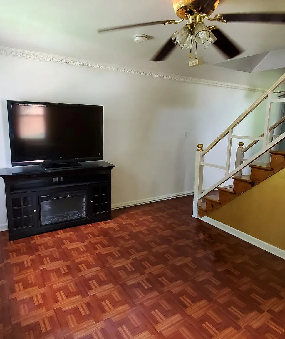2440 S Oxford Street — Photo 4