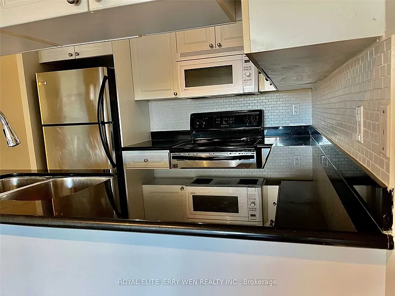 909 Bay St #811 — Photo 5