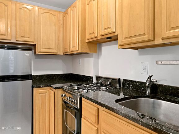 3rd image of 28 W 87th St APT 2A