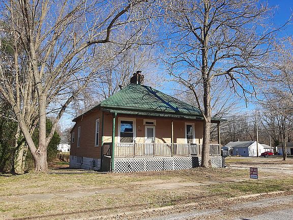 Left: 514 E Mitchell