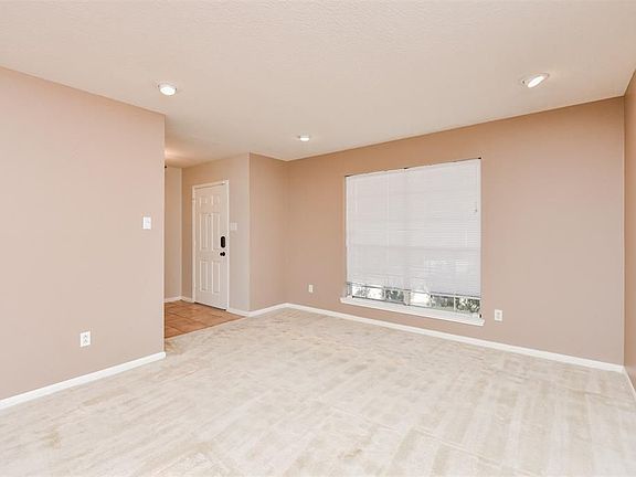 4th image of 619 Oak Berry Dr