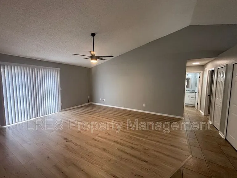 1004 Stout Ct — Photo 17