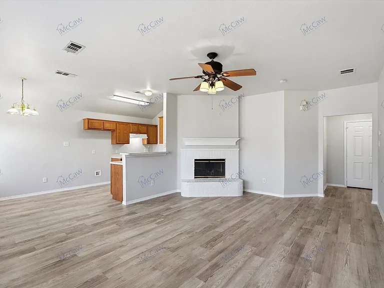 412 Pin Oak Ln — Photo 3