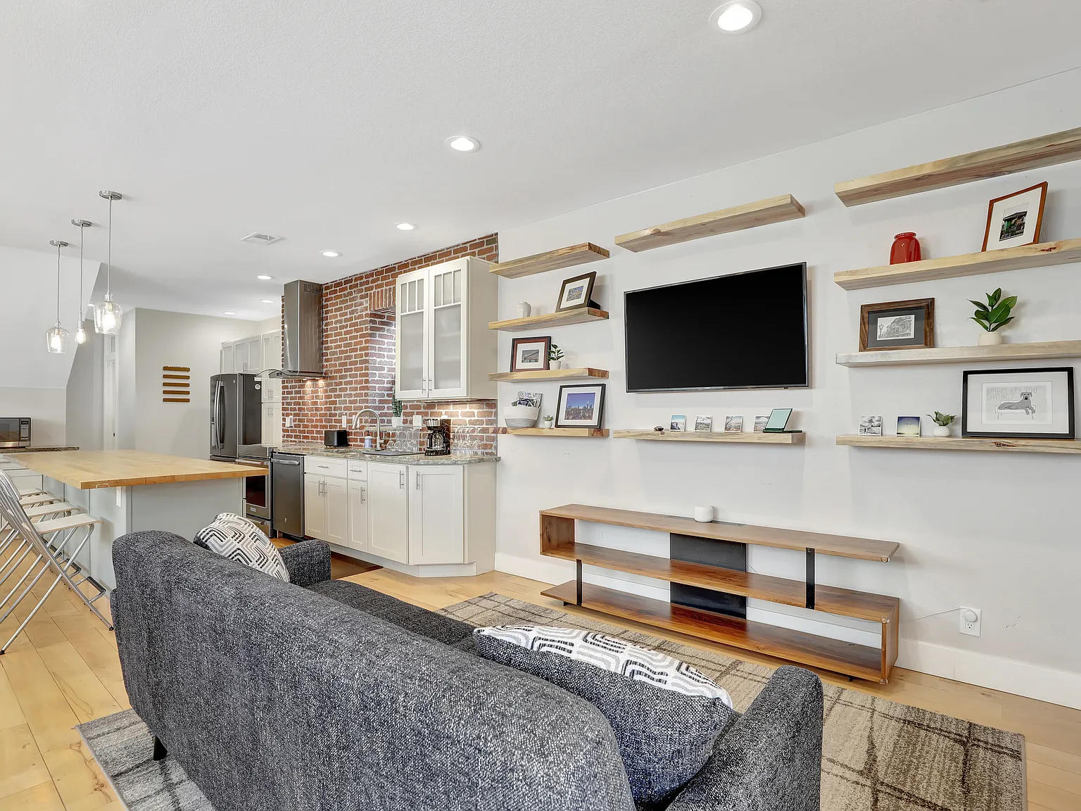 4 bed, 2092 sqft, $4,750 — Photo 4