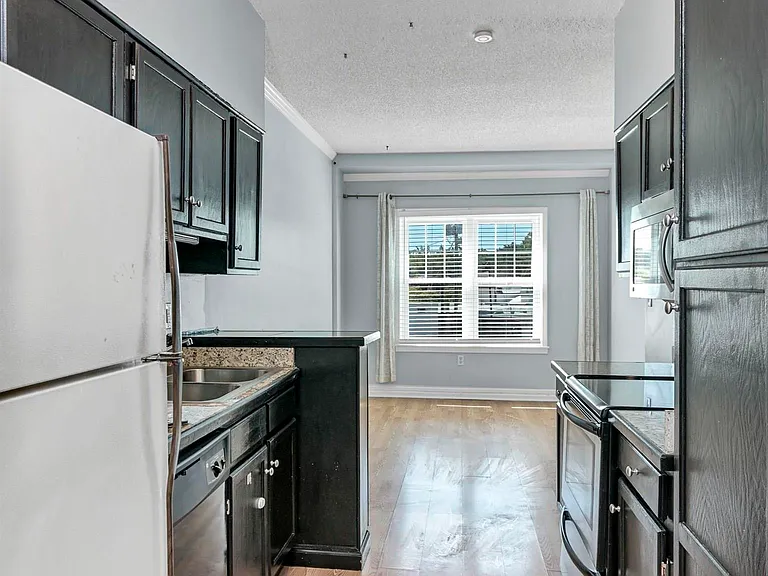 2002 Greene St #113 — Photo 8
