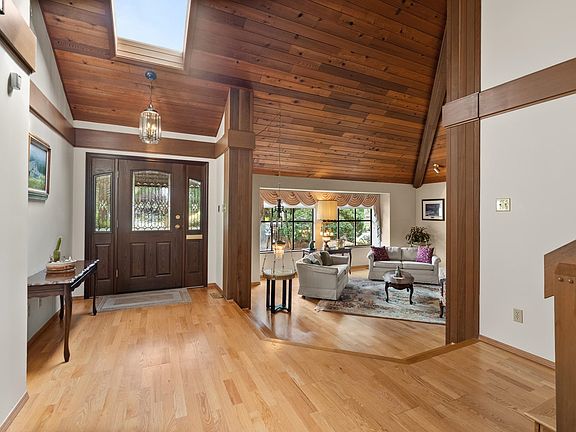 4th image of 11621 Summit Cres