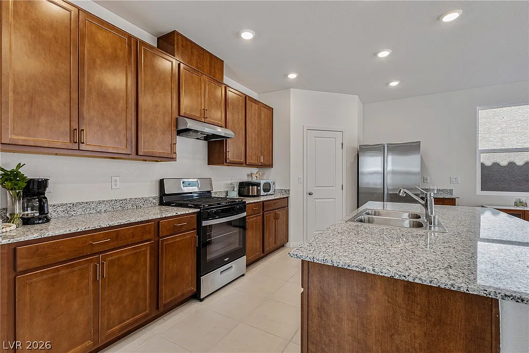 5 bed, 3.0 bath, 2460 sqft, $3,495 — Photo 2