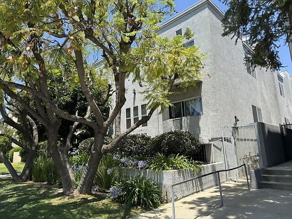 3rd image of 15115 Burbank Blvd