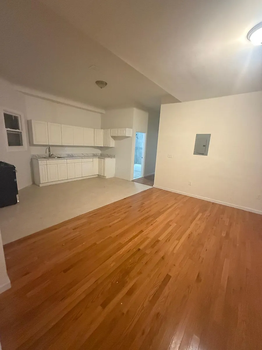 Building Photo - 826 S 15th St #2L